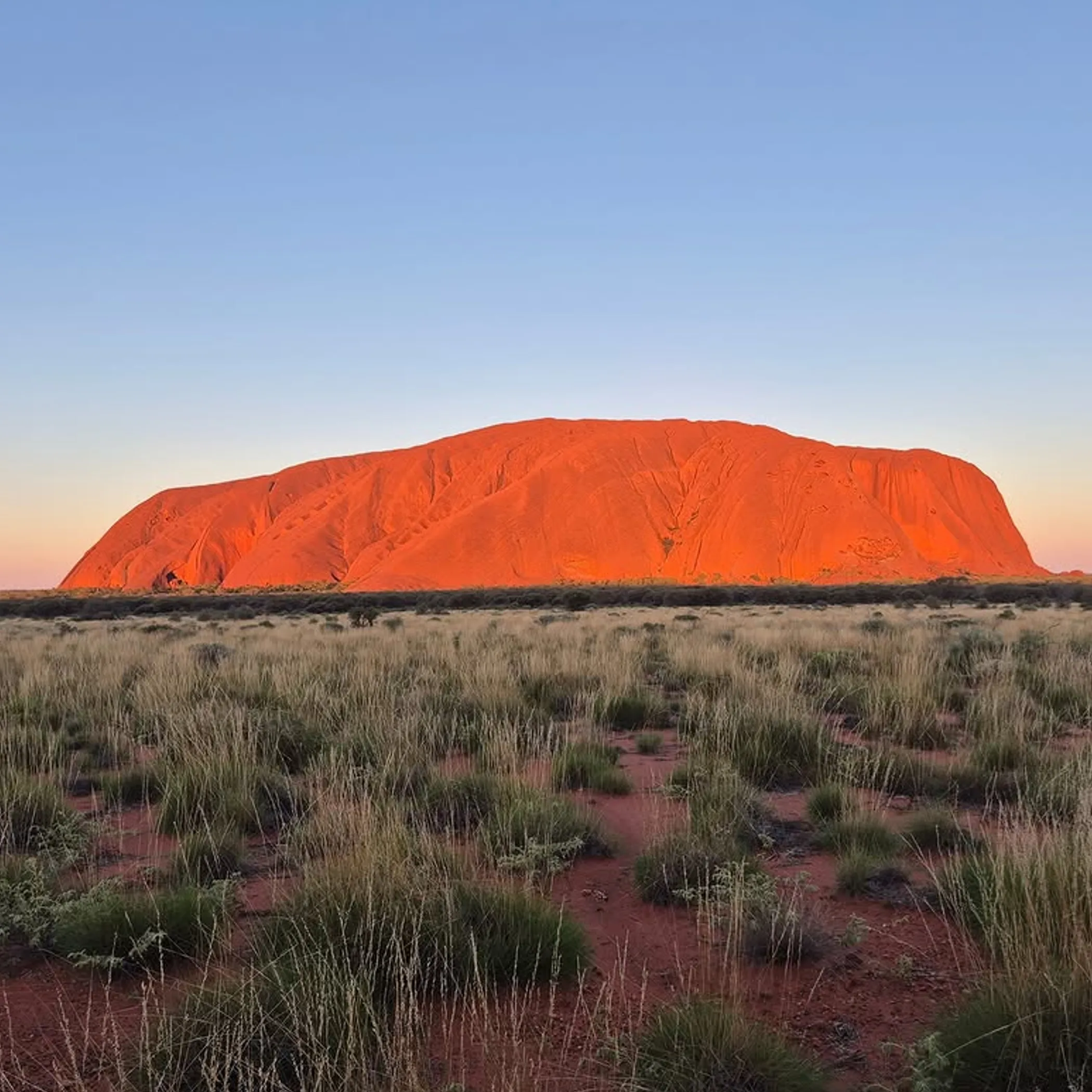 uluru in clear daylight